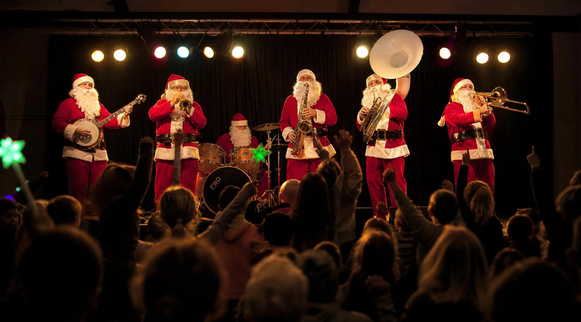 Brass band de Pères Noël en concert lors d'une soirée d'entreprise