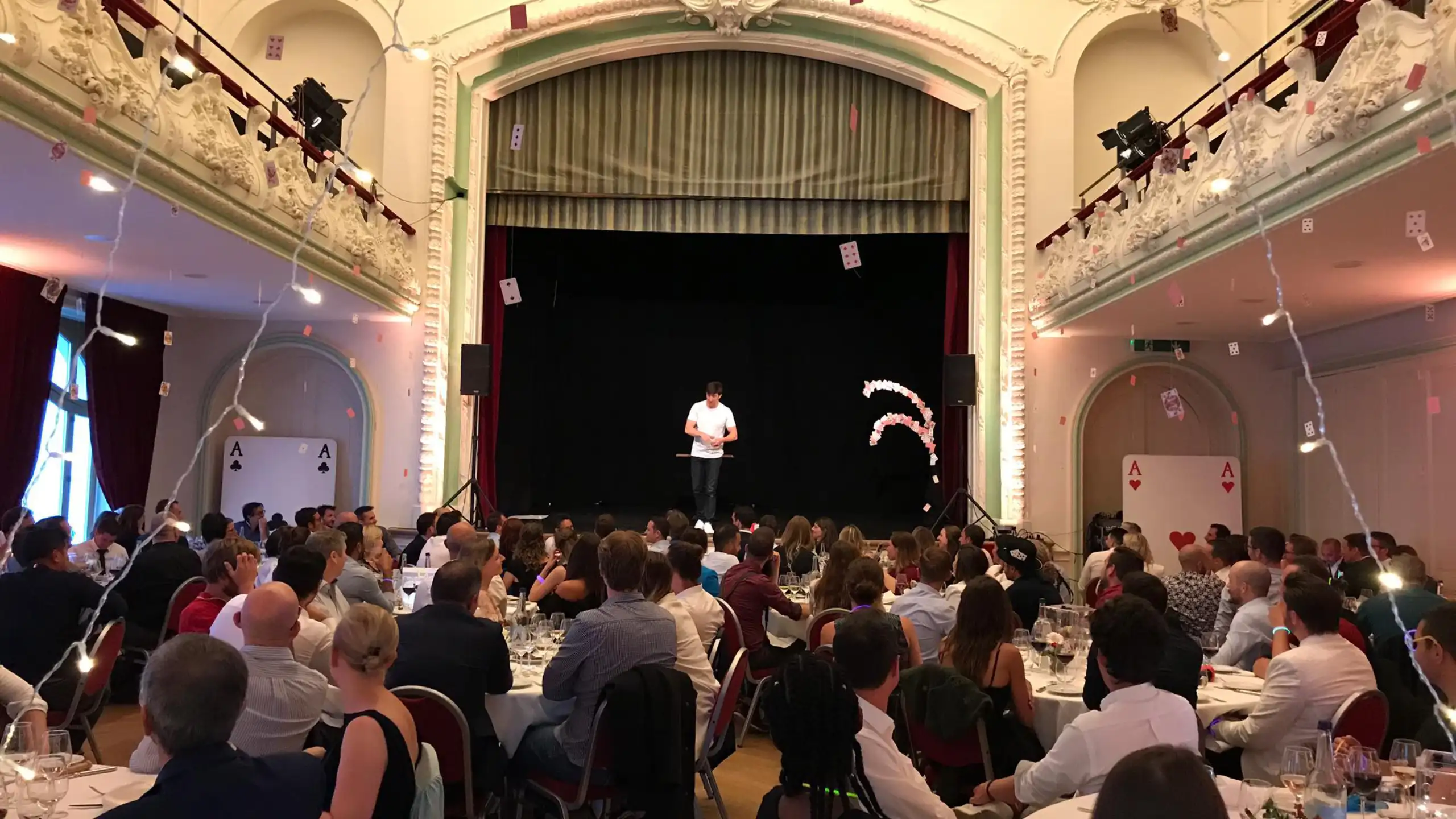 Soirée d'entreprise orchestrée par Animations Spectacles dans un théâtre