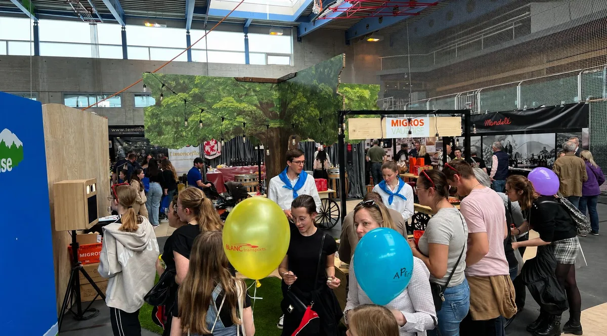 Stand animé lors d'un comptoir régional en Suisse romande