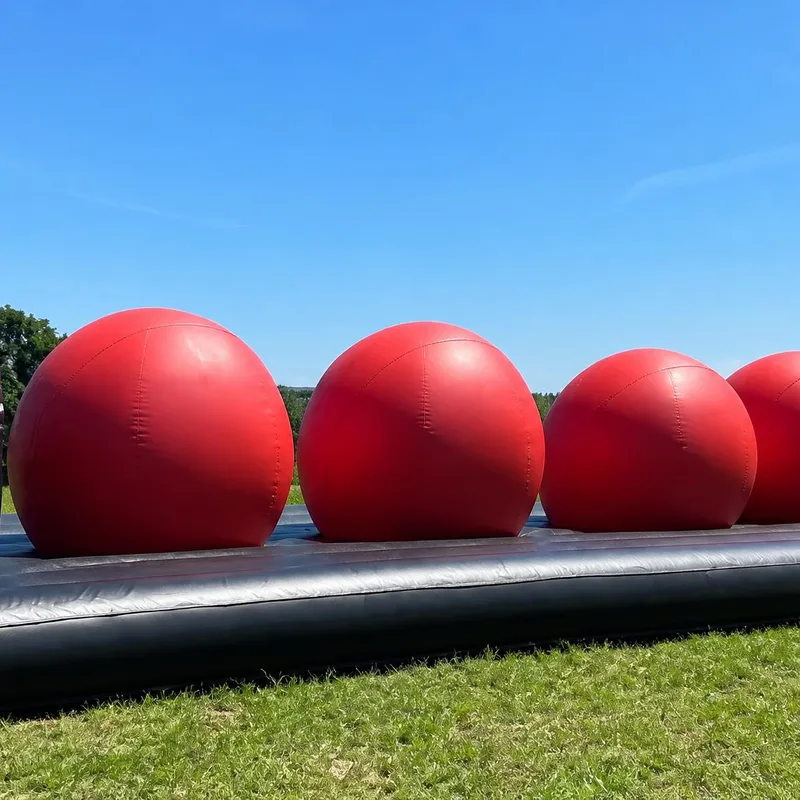 Le parcours gonflable Crossover Balls