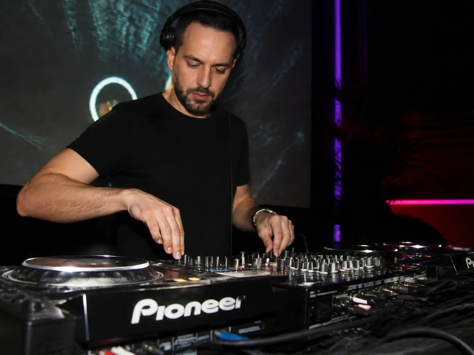 Prestation DJ Electro-House — animation événementielle